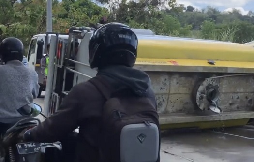 Truk tengki terguling di Jalan Sigar Bencah seusai menghangtam tiga mobil dan motor, Kamis (9/9).