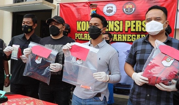 Polres Banjarnegara saat melakukan konferensi pers soal kasus pembunuhan yang dilakukan suami kepada istrinya.