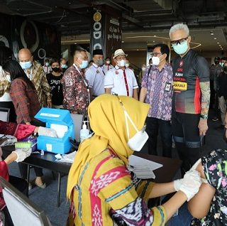 Gubernur Jateng Ganjar Pranowo meninjau kegiatan vaksinasi yang diadakan Paguyuban Pedagang Mi dan Bakso (Papmiso) Indonesia di Mall Tentrem Semarang, Selasa (14/9)