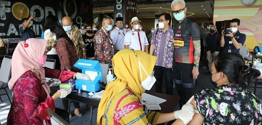 Gubernur Jateng Ganjar Pranowo meninjau kegiatan vaksinasi yang diadakan Paguyuban Pedagang Mi dan Bakso (Papmiso) Indonesia di Mall Tentrem Semarang, Selasa (14/9)