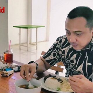 Arnaz Sedang menikmati sop iga bakar yang lezat dari Dapur Netizen
