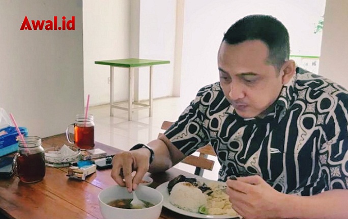Arnaz Sedang menikmati sop iga bakar yang lezat dari Dapur Netizen