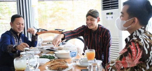 Wali Kota Bogor Bima Arya (kiri) dan Wali Kota Surakarta Gibran Rakabuming Raka, menikmati hidangan nasi padang yang disediakan Gubernur Jateng Ganjar Pranowo, Kamis (14/10) siang