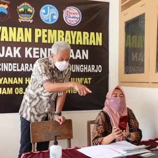 BUMDes Cindelaras, Desa Bandungharjo, Toroh, Grobogan, siap melayani masyarakat yang ingin membayar pajak kendaraan namun dananya kurang, Rabu (13/10).