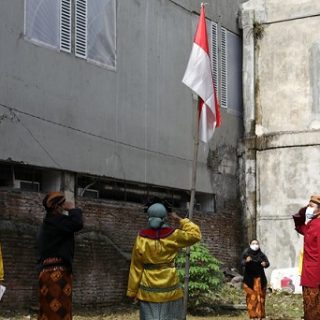 Forum Persaudaraan Antar Etnis Nusantara Jawa Tengah menggelar upacara peringatan Sumpah Pemuda di Asrama Mahasiswa Aceh Pocut Meurah Intan, Tembalang Kota Semarang, Kamis (28/10)