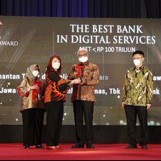 Dirut Bank Jateng Supriyatno menerima penghargaan The Best Financial Performance Bank dalam gelaran Tempo Financial Award 2021 di Jakarta, Selasa (19/10).
