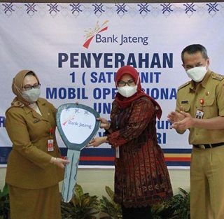 Penyerahan Kunci secara simbolis oleh Pemimpin Bank Jateng Cabang Wonogiri kepada Plt Direktur RSUD dr. Soediran Mangun Sumarso dan didampingi Bupati Wonogiri, Senin (27/09/21).