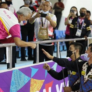 Gubernur Ganjar Pranowo ikut menyaksikan atlet biliar Jateng, Ricky Yang dan Rico Dela Wijaya yang akhirnya meraih medali emas