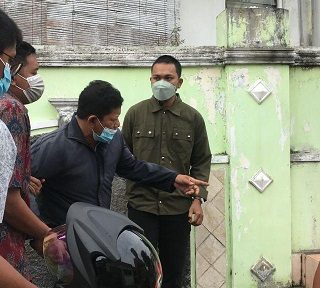 Tim jaksa pelaksana dibuat kerepotan lantaran buron perkara pemalsuan surat berusaha kabur saat akan diserahkan jaksa eksekutoe Kejari Semarang, Jumat (29/10).