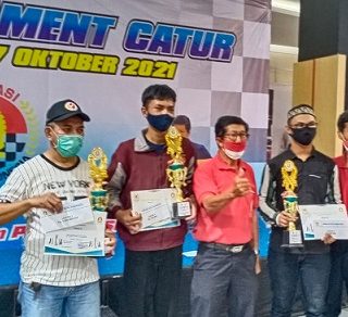 Para juara Open Turnamen Catur berfoto bersama seusai pertandingan, di Paragon Mall, Solo, Minggu (17/10).