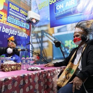 Gubernur Jawa Tengah, Ganjar Pranowo, yang juga Ketua Umum Persatuan Radio TV Daerah Seluruh Indonesia (Indonesiapersada.id), melakukan siaran bersama Bupati Jayapura, Mathius Awoitauw, di Radio LPPL Kenambai Umbai Kabupaten Jayapura, Jumat (1/10)