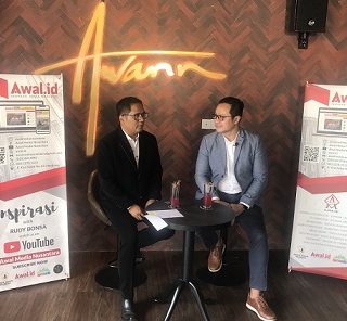 GM Awann Sewu Hotel Semarang, Denny Ristyanto (kanan) dipandu Rudy Bonsa saat tampil di program acara Inspirasi yang dilakukan secara live lewat Kanal Youtbe Awal Media Nusantara, di Hotel Awann Sewu Semarang, Rabu (27/10).