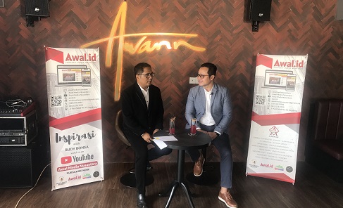 GM Awann Sewu Hotel Semarang, Denny Ristyanto (kanan) dipandu Rudy Bonsa saat tampil di program acara Inspirasi yang dilakukan secara live lewat Kanal Youtbe Awal Media Nusantara, di Hotel Awann Sewu Semarang, Rabu (27/10).