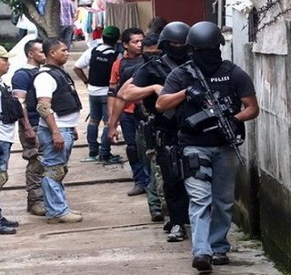 Tim Densus menyelidiki dugaan merebak paham radikalisme Negara Islam Indonesia (NII) di Sukamenteri, Garut, Jawa Barat, Jumat (8/10). (dok Humas Polri)