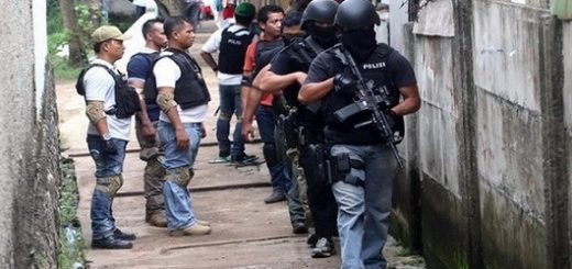 Tim Densus menyelidiki dugaan merebak paham radikalisme Negara Islam Indonesia (NII) di Sukamenteri, Garut, Jawa Barat, Jumat (8/10). (dok Humas Polri)