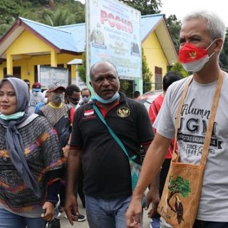 Gubernur Ganjar Pranowo bertemu dengan warga Jawa-Madura yang berada di Papua, Jumat (1/10) malam