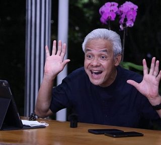 Gubernur Jawa Tengah, Ganjar Pranowo, berbincang dengan para Pekerja Migran Indonesia (PMI) melalui zoom di rumah dinasnya, Minggu (10/10) malam