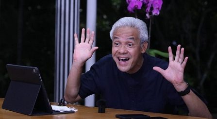 Gubernur Jawa Tengah, Ganjar Pranowo, berbincang dengan para Pekerja Migran Indonesia (PMI) melalui zoom di rumah dinasnya, Minggu (10/10) malam