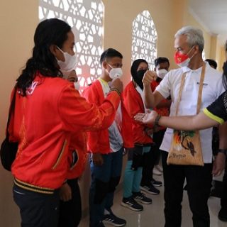 Gubernur Ganjar Pranowo mengunjungi Wisma Atlit Jawa Tengah di PON XX Papua, Sabtu (2/10)