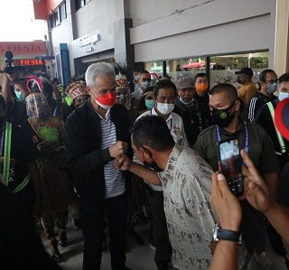 Gubernur Jateng, Ganjar Pranowo tiba di Bandara Sentani, Jayapura, untuk mengikuti pembukaan PON XX Papua dan memberi support atlet-atlet Jateng. Ganjar disambut meriah masyarakat setempat, Jumat (1/10)