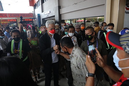 Gubernur Jateng, Ganjar Pranowo tiba di Bandara Sentani, Jayapura, untuk mengikuti pembukaan PON XX Papua dan memberi support atlet-atlet Jateng. Ganjar disambut meriah masyarakat setempat, Jumat (1/10)