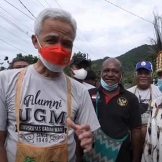 Warga Jawa-Madura yang mengais rezeki di Papua merasa senang bisa bertemu dengan Gubernur Jateng, Ganjar Pranowo, Jumat (1/10)