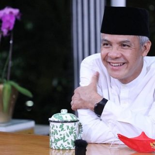 Gubernur Jateng Ganjar Pranowo memberikan  sambutan pada acara Jateng Bersholawat yang digelar virtual dari Pondok Pesantren Balekambang Jepara, Kamis (21/10)