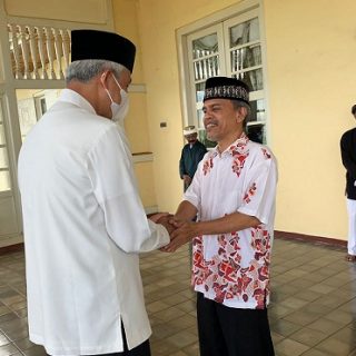 Gubernur Jawa Tengah, Ganjar Pranowo, mengunjungi kesultanan Ternate dan diterima Pangeran Hidayat Mudaffar Sjah, Jumat (15/10) siang