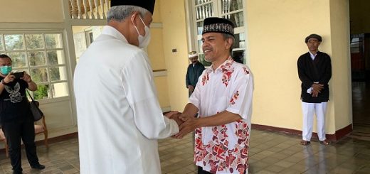 Gubernur Jawa Tengah, Ganjar Pranowo, mengunjungi kesultanan Ternate dan diterima Pangeran Hidayat Mudaffar Sjah, Jumat (15/10) siang