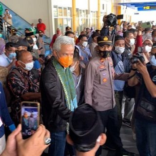 Gubernur Jawa Tengah, Ganjar Pranowo, tiba di Bandara Babullah Ternate dan disambut meriah warga. Kedatangan Ganjar untuk mendampingi kafilah Seleksi Tilawatil Quran Jawa Tengah yang akan tampil di STQ Nasional ke XXVI Maluku Utara