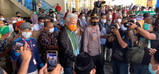 Gubernur Jawa Tengah, Ganjar Pranowo, tiba di Bandara Babullah Ternate dan disambut meriah warga. Kedatangan Ganjar untuk mendampingi kafilah Seleksi Tilawatil Quran Jawa Tengah yang akan tampil di STQ Nasional ke XXVI Maluku Utara