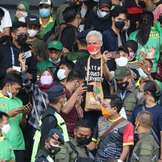 Gubernur Ganjar Pranowo memyaksikan pertandingan sepakbola penyisihan grup PON XX antara Jawa Tengah vs Jawa Timur di Lapangan Sepakbola Universitas Cendrawasih, Jumat (1/10).