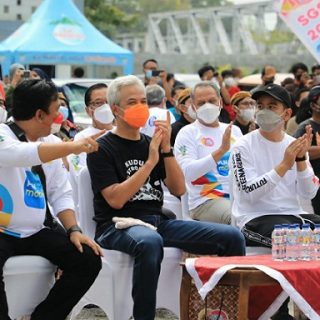 Gubernur Jateng Ganjar Pranowo didampingi Wali Kota Solo Gibran Rakabuming Raka menghadiri penutupan Solo Great Sale (SGS) 2021 di Bengawan Solo Park, kawasan Taman Satwa Taru Jurug (TSTJ), Kota Surakarta, Minggu (31/10)