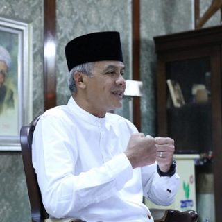 Gubernur Jateng Ganjar Pranowo mengikuti acara Jateng Bersholawat dari rumah dinasnya. Jateng Bershalawat kali ini digelar virtual dari Pondok Pesantren Balekambang Jepara, Kamis (21/10)