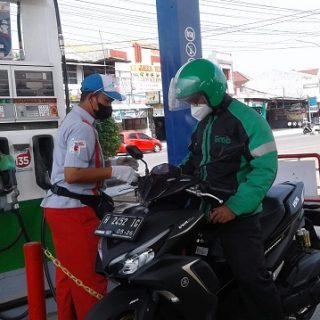 Salah satu driver ojek online di Kota Semarang tengah mengisi bahan bakar Pertamax Turbo untuk kendaraannya, di SPBU Kedungmundu Semarang, kemarin.