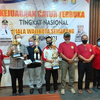 Para juara berfoto bersama panitia usai menerima hadiah dan trophy, di Hotel Andelir, Semarang, Minggu.