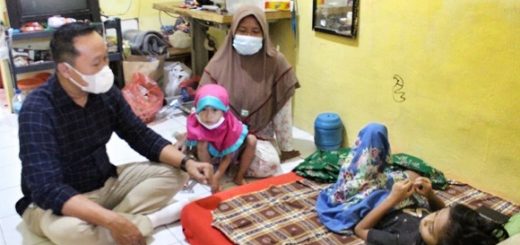 Ketua DPRD Kota Semarang Kadar Lusman saat menjenguk Reno Rifky Aryansyah yang masih berbaring lemah di rumahnya, Kamis (30/9).