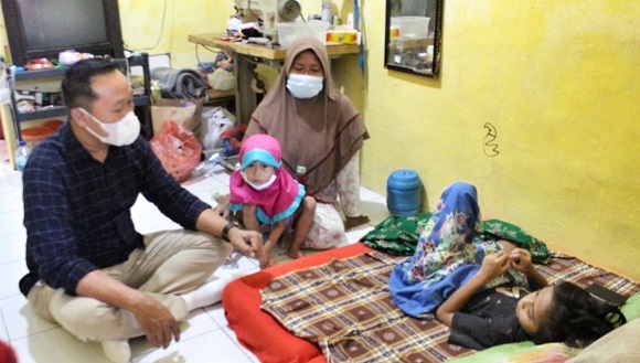 Ketua DPRD Kota Semarang Kadar Lusman saat menjenguk Reno Rifky Aryansyah yang masih berbaring lemah di rumahnya, Kamis (30/9).