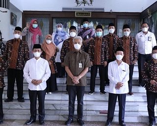 Perwakilan kafilah Jateng yang akan mengikuti seleksi Tilawatil Qur’an dan Al Hadist (STQH) Tingkat Nasional XXVI Tahun 2021 di Maluku Utara, berpamitan pada Gubernur Ganjar Pranowo, Selasa (12/10)