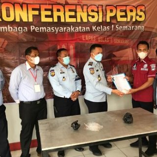 Kalapas Kelas I Kedungpane Supriyanto menyerahkan barang bukti kepada Satresnarkoba Polrestabes Semarang.
