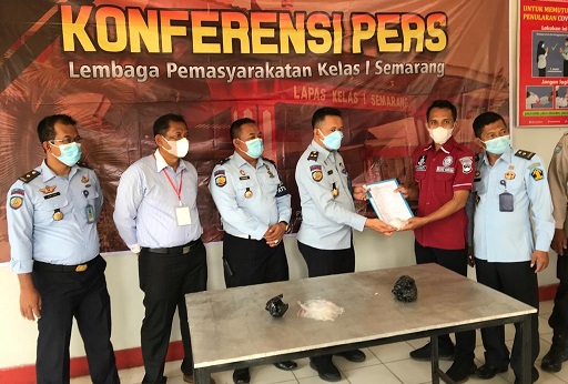 Kalapas Kelas I Kedungpane Supriyanto menyerahkan barang bukti kepada Satresnarkoba Polrestabes Semarang.