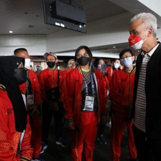 Gubernur Jateng, Ganjar Pranowo, berangkat ke arena PON XX di Papua bareng atlet dan tim ofisial Jawa Tengah. Ganjar akan memberikan support secara langsung saat atlet Jateng bertanding