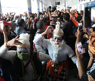 Gubernur Jawa Tengah, Ganjar Pranowo, tiba di Bandara Mimika dan disambut ratusan warga Papua dan Jawa. 
