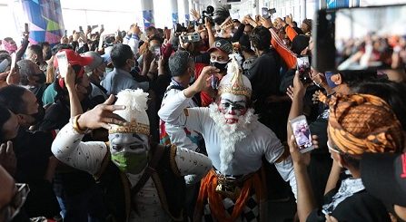 Gubernur Jawa Tengah, Ganjar Pranowo, tiba di Bandara Mimika dan disambut ratusan warga Papua dan Jawa. 