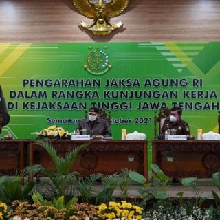 Jaksa Agung ST Burhanuddin memberikan pengarahan jajaran kejaksaan saat kunjungan kerja di Kejaksaan Tinggi Jateng, Rabu (13/10).