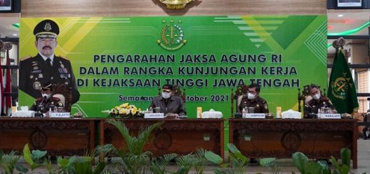 Jaksa Agung ST Burhanuddin memberikan pengarahan jajaran kejaksaan saat kunjungan kerja di Kejaksaan Tinggi Jateng, Rabu (13/10).