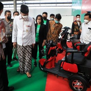 Gubernur Jateng Ganjar Pranowo meninjau pabrik dan mencoba kendaraan listrik buatan Viar Jawa Tengah, di Kawasan Industri BSB, Mijen, Jumat (22/10)