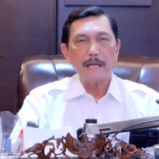 Menko Marves, Luhut Binsar Pandjaitan, mengumumkan perpanjangan PPKM Jawa - Balu dalam konferensi pers virtual, Senin (18/10)