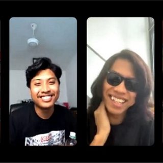 Tiga personel Kugiran Masdo, masing-masing Ali (dua dari kiri), Asmawi (tiga dari kiri) dan Putu (kanan) dipandu Thariq Kamaludin (paling kiri) saat tampil di acara Ngos-ngosan, di Studio Awal Media Nusantara, Jumat (29/10).