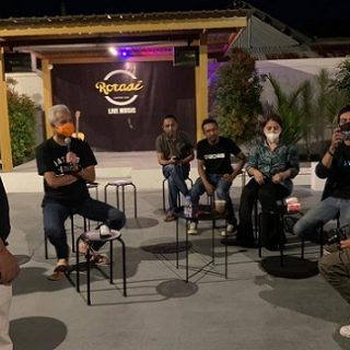 Gubernur Jawa Tengah, Ganjar Pranowo, memenuhi keinginan kalangan muda untuk ngopi dan ngobrol santai di Rotasi Coffee. Beragam pertunjukan berlangsung sampai tengah malam